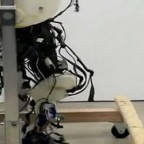 Робот с человеческой походкой (видео)
