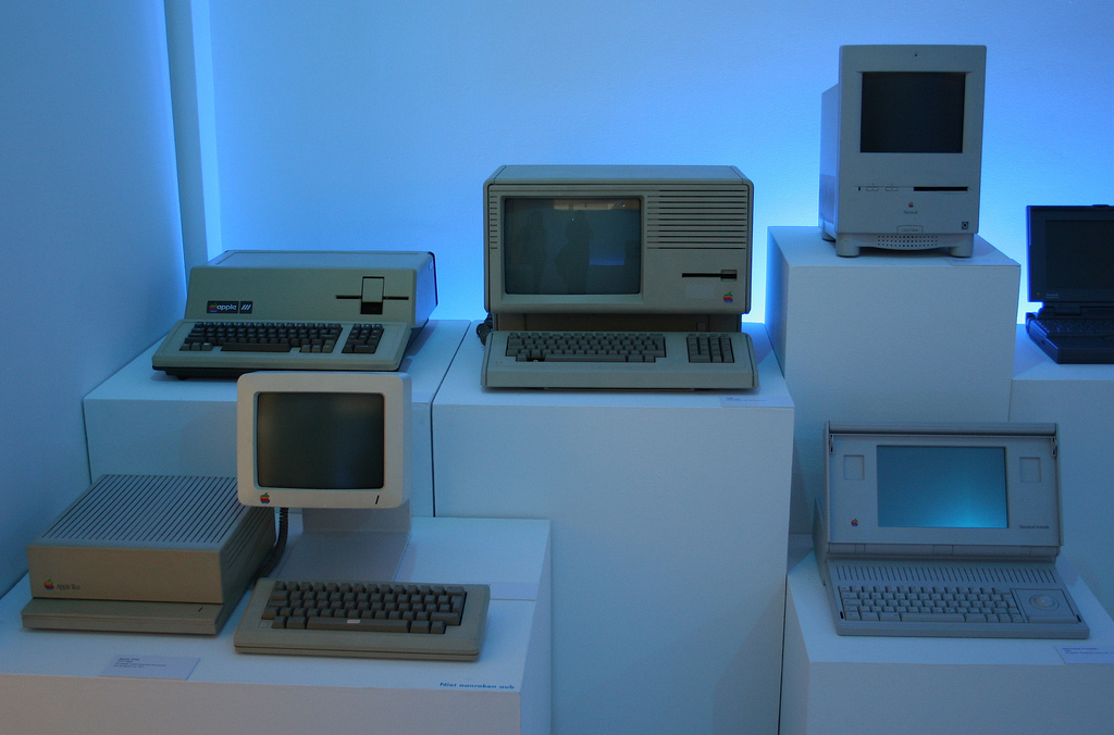 Третье поколение эвм фото. 4 Поколение ЭВМ эпл. МИКРОЭВМ 4 поколение. Компьютер третьего поколения ЭВМ. Компьютер IBM 704.