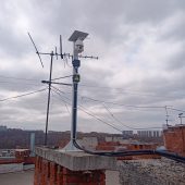 Камера наблюдения за стоянкой на крыше дома